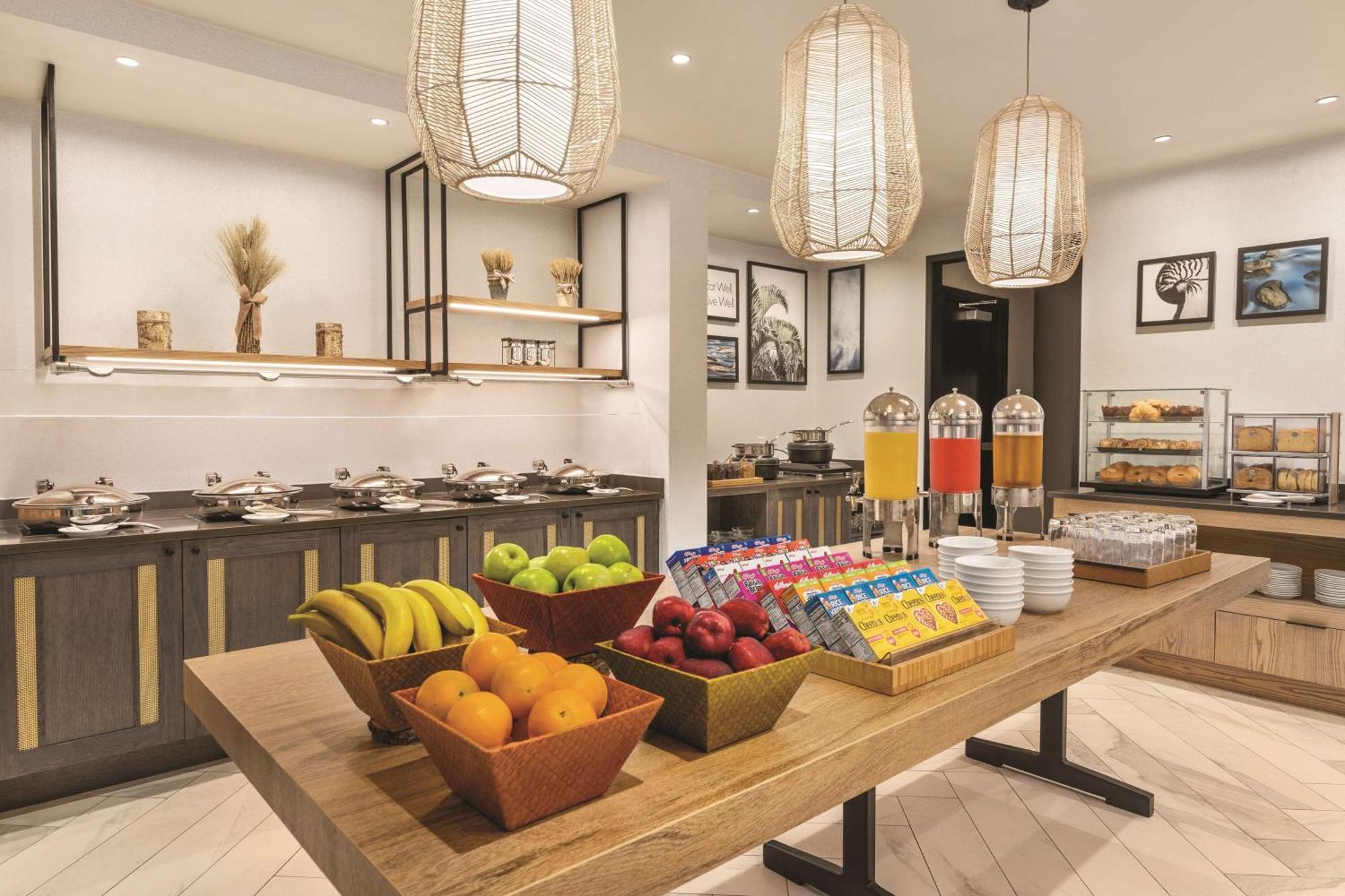 Doubletree By Hilton Rocky Point Waterfront Hotel Tampa